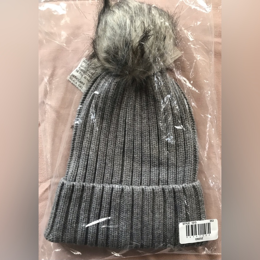 NWT Aeropostale Cuffed Gray Knit Beanie Hat with Faux Fur Pom Pom - OS - Picture 3 of 3